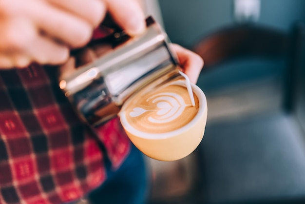 Detalhes de barista closeup coffee latte art na cafeteria
