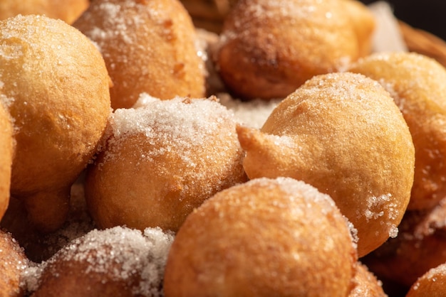 Detalhes de close-up do bolo de chuva de uma cesta com bolos de chuva em foco seletivo de madeira rústica