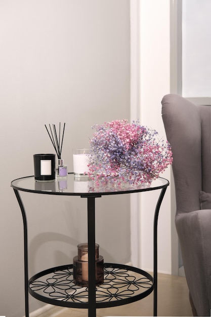 Foto detalhes de interiores modernos de moda, mesa metálica e de vidro com flores, velas e decoração