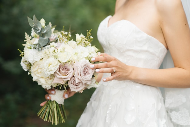 Detalhes de manhã nupcial. casamento lindo buquê nas mãos da noiva, foco selectoin