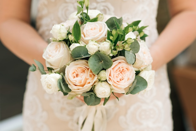 Detalhes de manhã nupcial. casamento lindo buquê nas mãos da noiva, foco selectoin