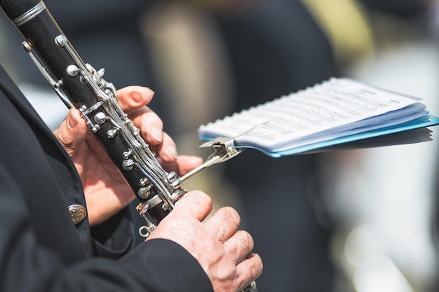 Foto detalhes de mãos tocando o clarinete