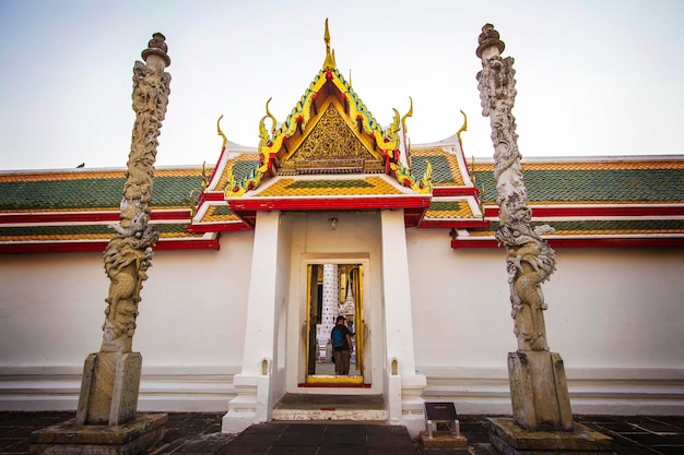 Detalhes de porta e arquitetura no templo budista do Grand Royal Palace em Bangkok, Tailândia