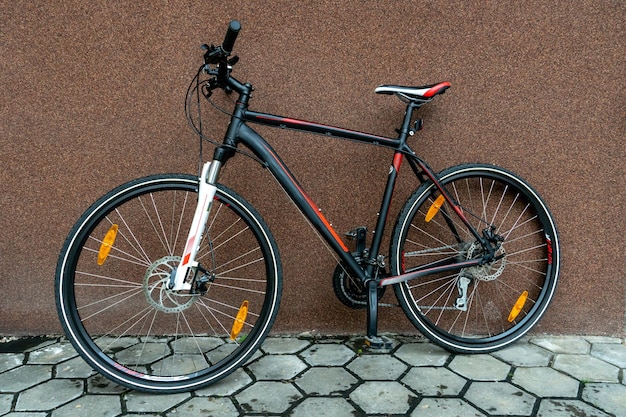 Detalhes de um close de mountain bike Andar de bicicleta para diversão e saúde Lazer ativo Uma nova bicicleta está do lado de fora em um dia ensolarado de verão