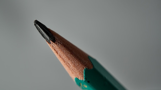 Foto detalhes de uma ponta de lápis sobre fundo cinza