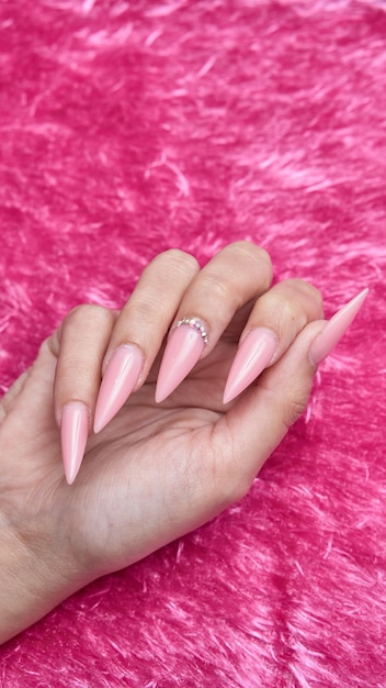 Foto detalhes de unhas de gel em pelúcia rosa