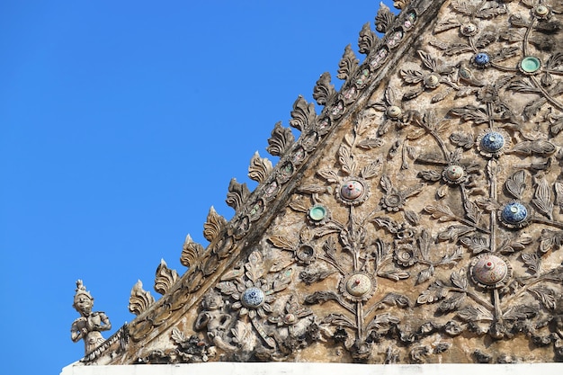 Detalhes do antigo ordenação hall frontão do templo budista wat chomphuwek em nonthaburi tailândia