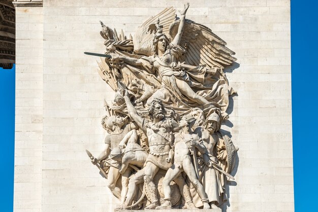 Detalhes do Arco do Triunfo no céu azul em Paris, França