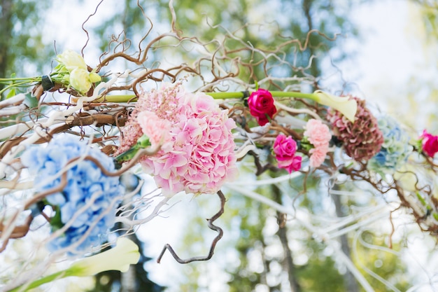 Detalhes do belo arco floral para cerimônia de casamento