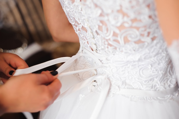 Foto detalhes do casamento da noiva - vestido de casamento branco para uma esposa