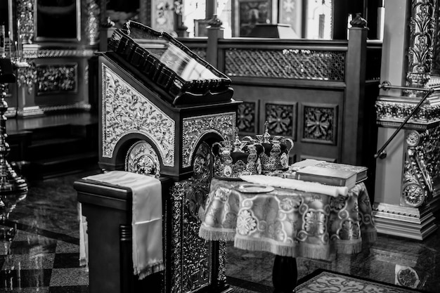 Detalhes do casamento dentro de uma igreja em um casamento cristão. foto preto e branco