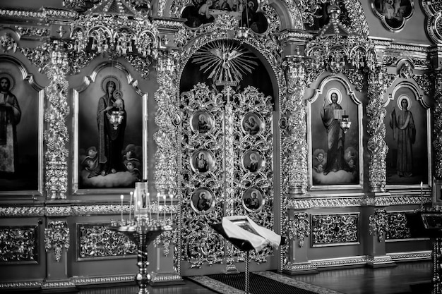 Detalhes do casamento dentro de uma igreja em um casamento cristão. foto preto e branco