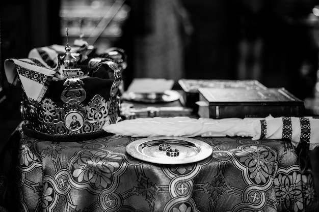 Detalhes do casamento dentro de uma igreja em um casamento cristão. foto preto e branco