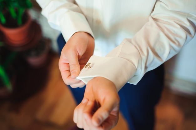 Detalhes do casamento - noivo elegante vestido de smoking traje de casamento