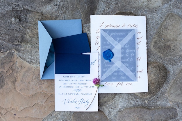 Foto detalhes do casamento planos sobre fundo de pedra convite de casamento caixa de anel mock up copyspace