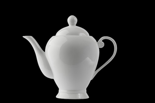 Detalhes do conjunto de utensílios de chá de porcelana branca isolados em um fundo preto