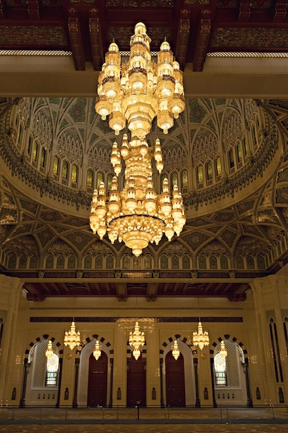 Detalhes do interior da Grande Mesquita do Sultão Qaboos Mascate Omã
