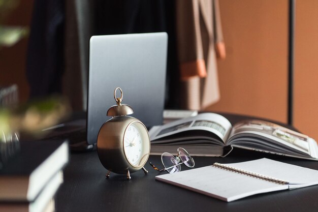 Foto detalhes do portátil e das empresas na mesa do local de trabalho do designer