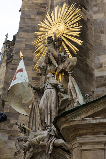 Detalhes do telhado e da torre da igreja de st stephansdom - st stephans. viena, áustria.