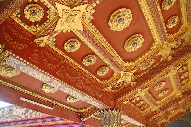 Detalhes do teto do claustro do templo de mármore ou Wat Benchamabophit em Bangkok Tailândia