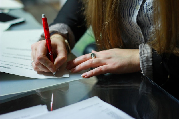 Detalhes do trabalho de escritório de uma mulher de negócios no trabalho