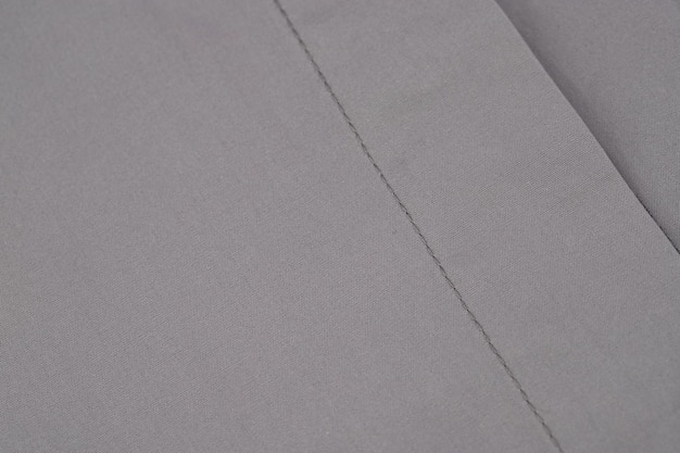 detalhes dos fechos e costuras de uma camisa feminina de tecido de algodão cinza