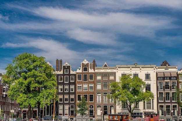 Detalhes e fachadas da construção de tijolos característicos de Amsterdã de prédio residencial no estilo da escola de Amsterdã Foto de alta qualidade