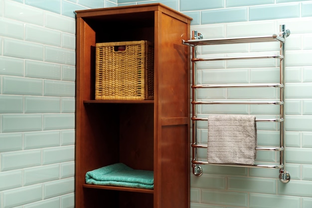 Foto detalhes interiores modernos de banheiro com móveis de madeira e paredes de azulejos de menta