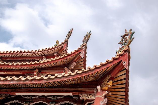 Detalhes, portas e janelas, beirais e cantos na arquitetura budista chinesa tradicional