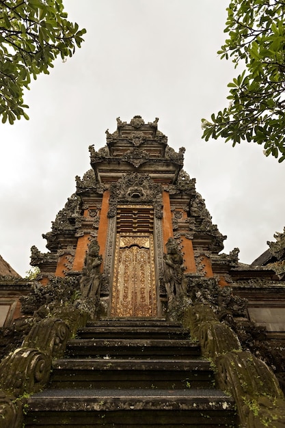 Foto detalhes tradicionais da arquitetura balinesa, porta de entrada no palácio de ubud, bali, indonésia