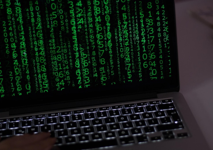 Foto detallado de la mano usando una computadora portátil.