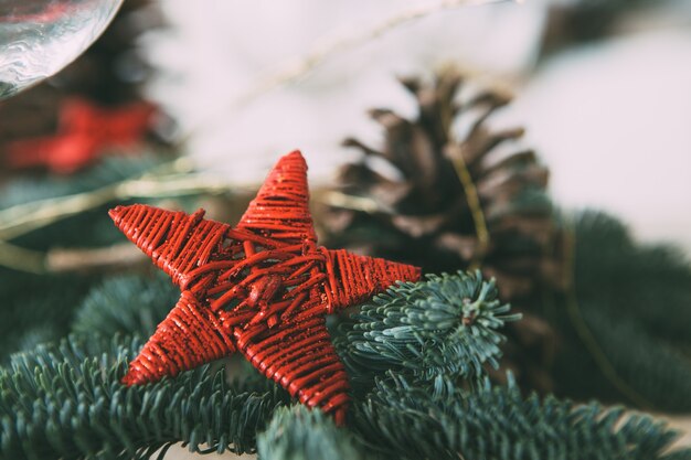 Detalle de un adorno navideño con forma de estrella