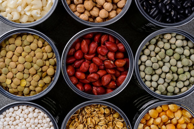 Detalle de almacenamiento de grano en latas de aluminio