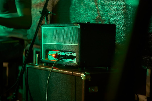 Detalle de un amplificador de guitarra eléctrica reanudado en un concierto de rock en vivo.