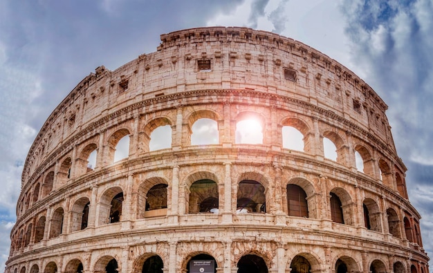 Foto detalle del anfiteatro del coliseo en roma, italia