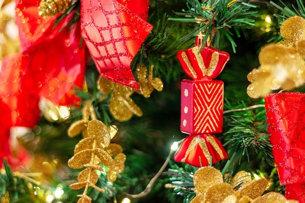 Detalle del árbol de navidad adornado - enfoque selectivo