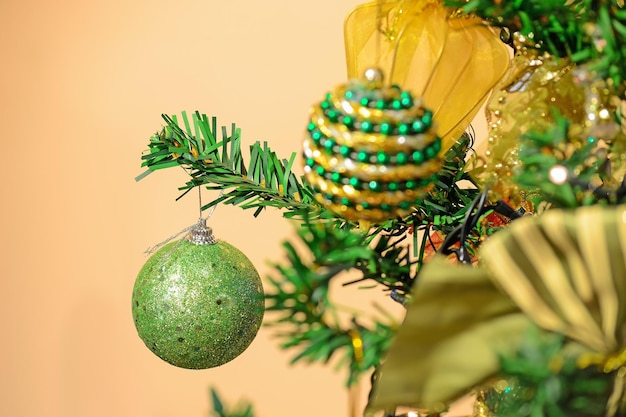 Detalle de un árbol de Navidad verde y dorado