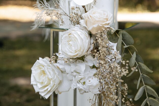 Foto detalle de un arco de boda hecho de flores blancas decoración del día de la boda