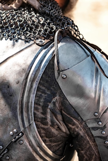 Foto detalle de la armadura del caballero de hierro del caballero medieval de cerca