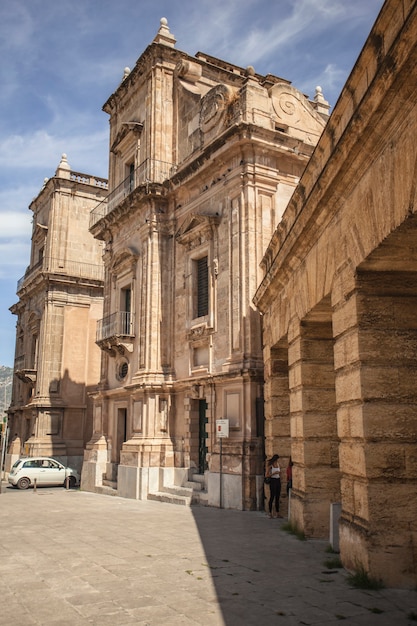 Detalle de arquías y edificios pertenecientes al Foro Itálico de Palermo