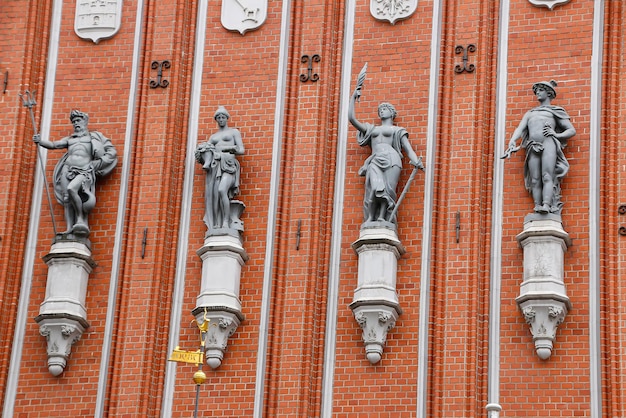 Detalle arquitectónico de la casa de las Cabezas Negras en Riga. Letonia.