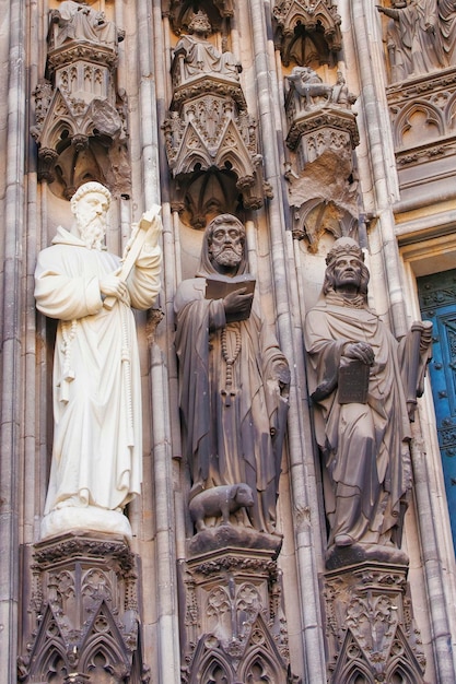 Detalle arquitectónico de la fachada de la Catedral de Colonia en Colonia en Alemania. También se la llama Catedral Mayor de los Santos Pedro y María. Es una catedral romana católica en Colonia en Renania del Norte-Wes