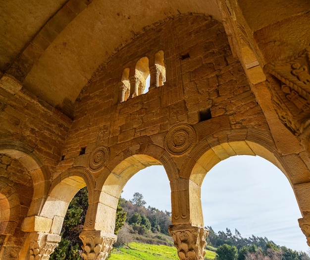 Detalle arquitectónico de la famosa iglesia románica de Oviedo Santa Maria del Naranco