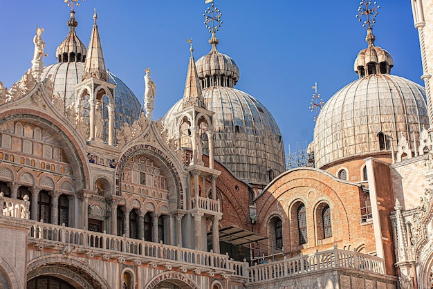 Foto detalle de la arquitectura de la catedral de san marcos en venecia en italia