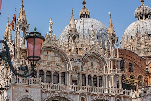 Detalle de la arquitectura de la Catedral de San Marcos en Venecia en Italia