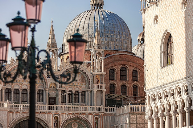 Detalle de la arquitectura de la Catedral de San Marcos en Venecia en Italia