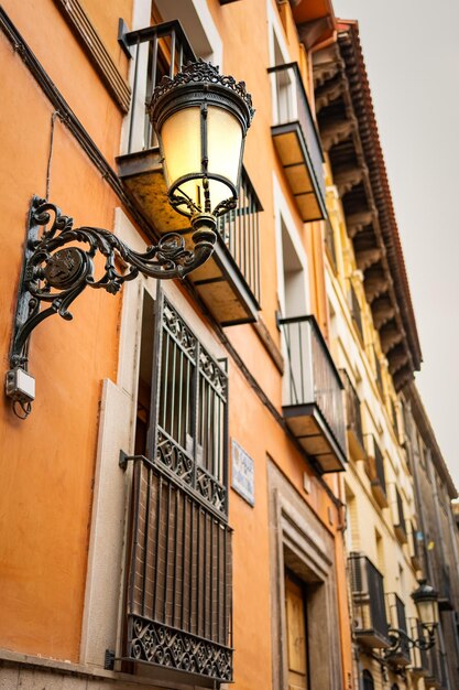 Detalle de la arquitectura de la ciudad turística de Zaragoza en el norte de España