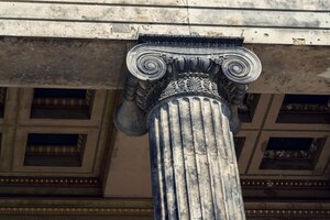 Foto detalle de la arquitectura de columnas jónicas en frente del museo altes museo antiguo en berlín, alemania