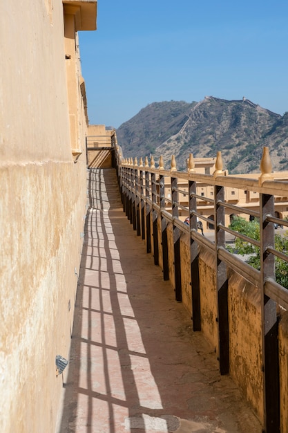 Detalle de la arquitectura, un estrecho pasillo en la pared en Jaipur, Rajasthan, India. De cerca