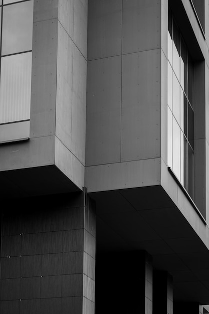 Detalle de la arquitectura moderna fachada del edificio. Imagen en blanco y negro